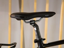 Brinckers Le Mans M8 54cm Heren Showmodel 13 Brinckers Le Mans M8 54cm Heren Showmodel -Cube Shop brinckers le mans detailfoto zadel